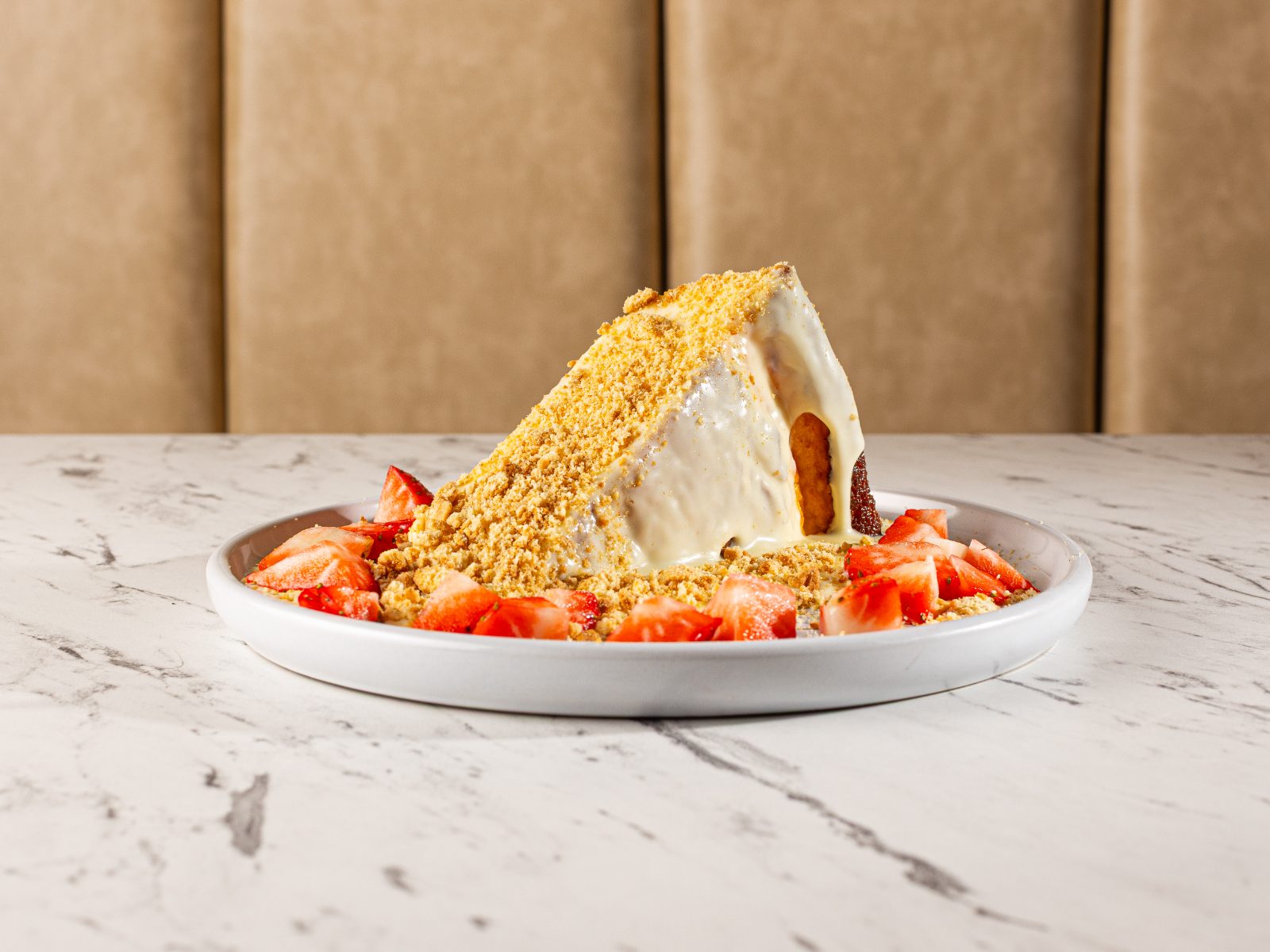 Pistachio cheesecake with strawberries