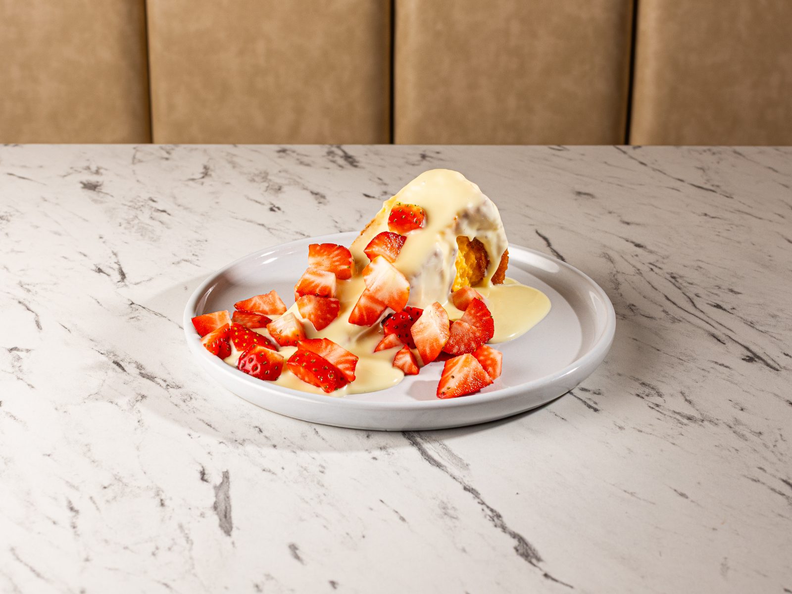 Basque cheesecake with fresh strawberries and white chocolate
